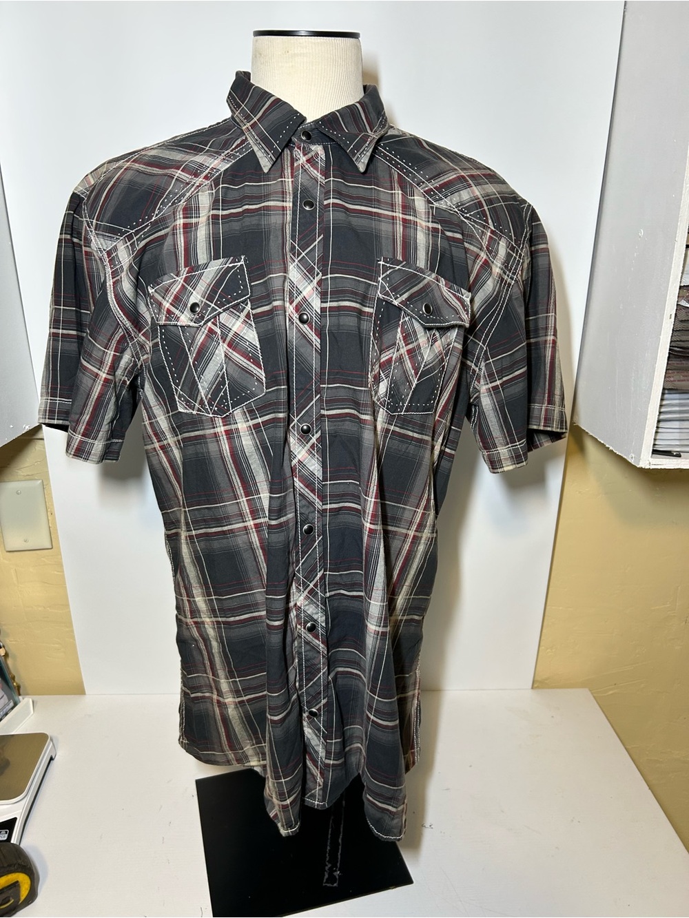 Men's Short-Sleeve Plaid Button-Up Shirt - Black/Gray/Red BKE